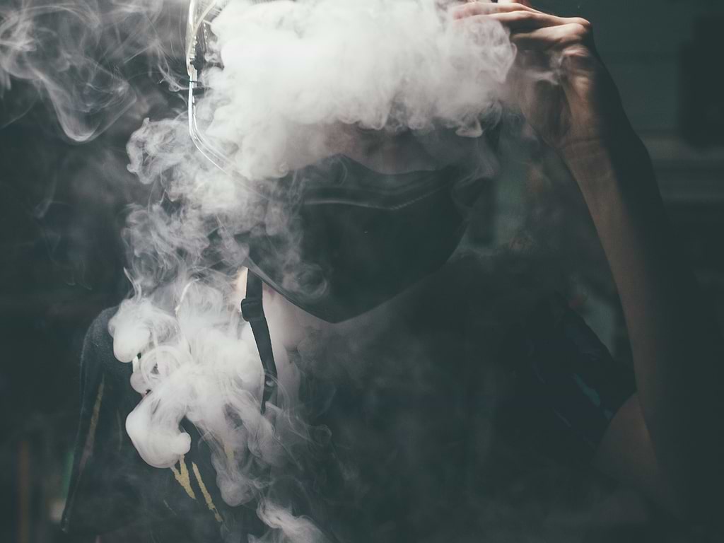 does smoking cigarettes cause grey hair Research has shown that people who smoke tend to get gray earlier than those who don't. The harmful stuff in damages the DNA in our cells, including the ones that What is the impact on